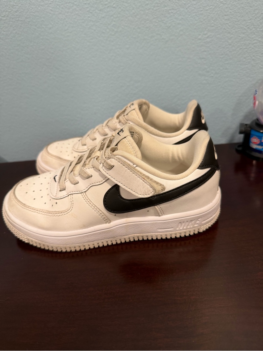 Nike Kids Cream and Black Velcro Low-Top Sneakers